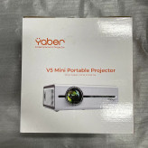 ویدیو پروژکتور Yaber، مدل V5 مینی ,با پخش تصویر اچ دی و قدرت نوری 8000 لومنی,پک دارای سه پایه برای نصب پروژکتور روی آن