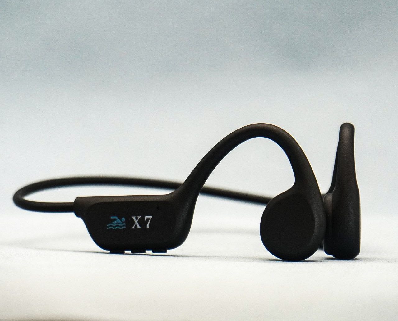 هدفون بی‌سیم ضد آب مشکی مدل X7 با قابلیت هدایت استخوانی ن1