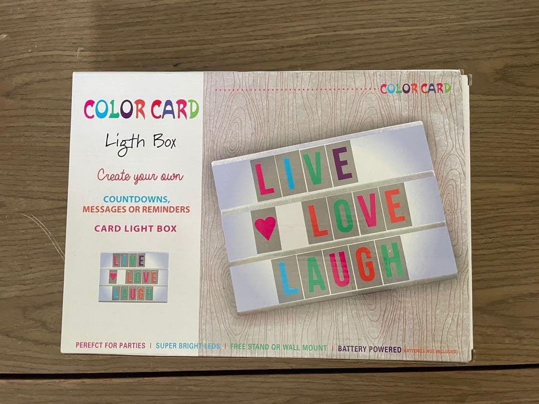 لایت باکس LED حروف و پیام Colour Card با نور چندرنگ، قابلیت ایجاد نوشته‌های شخصی، طراحی رومیزی و امکان نصب روی دیوار، انتخابی جذاب برای دکوراسیون و نمایش پیام‌های خاص.
